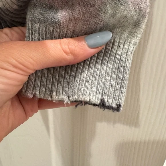 J4. Minnie Rose Camo-print V-neck Cashmere Sweater In Pink Sand - Picture 10 of 11